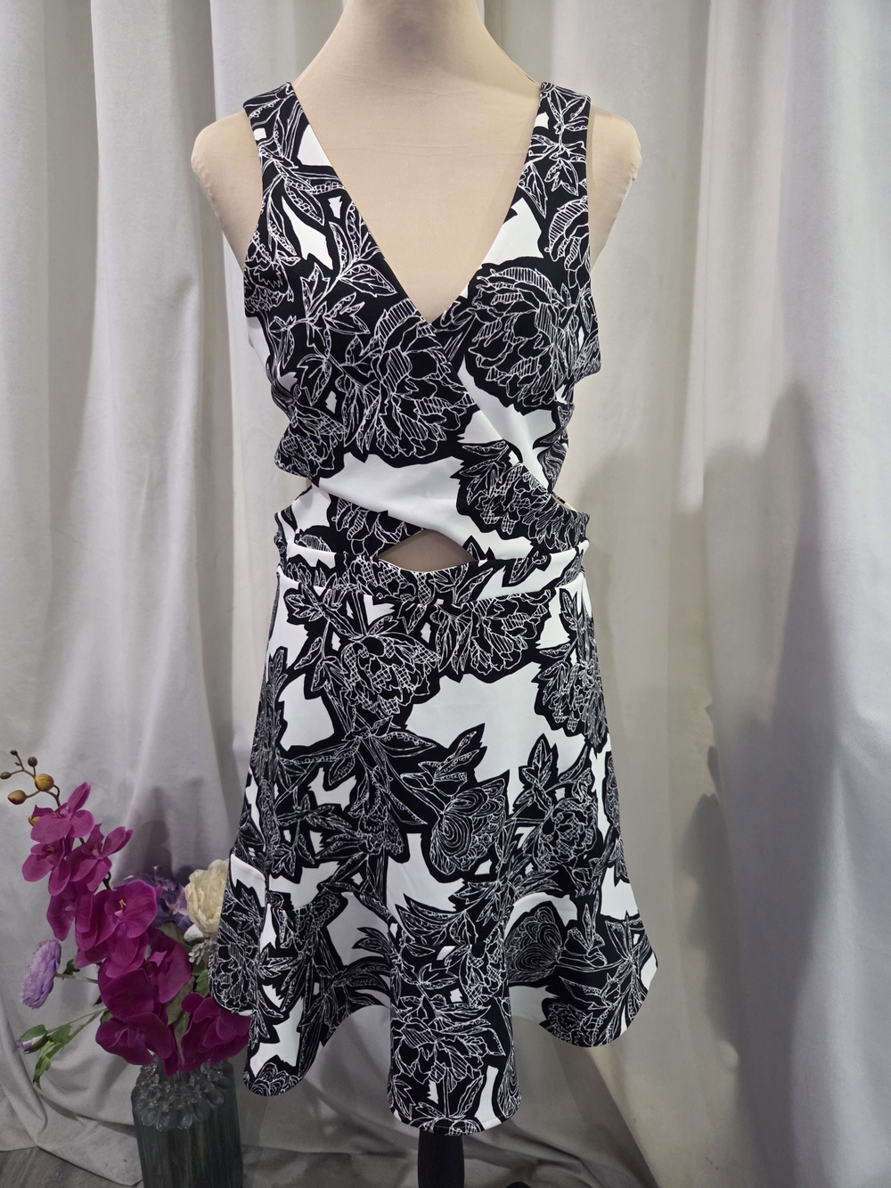 Express Black & White Floral Cutout V-Neck Mini Dress